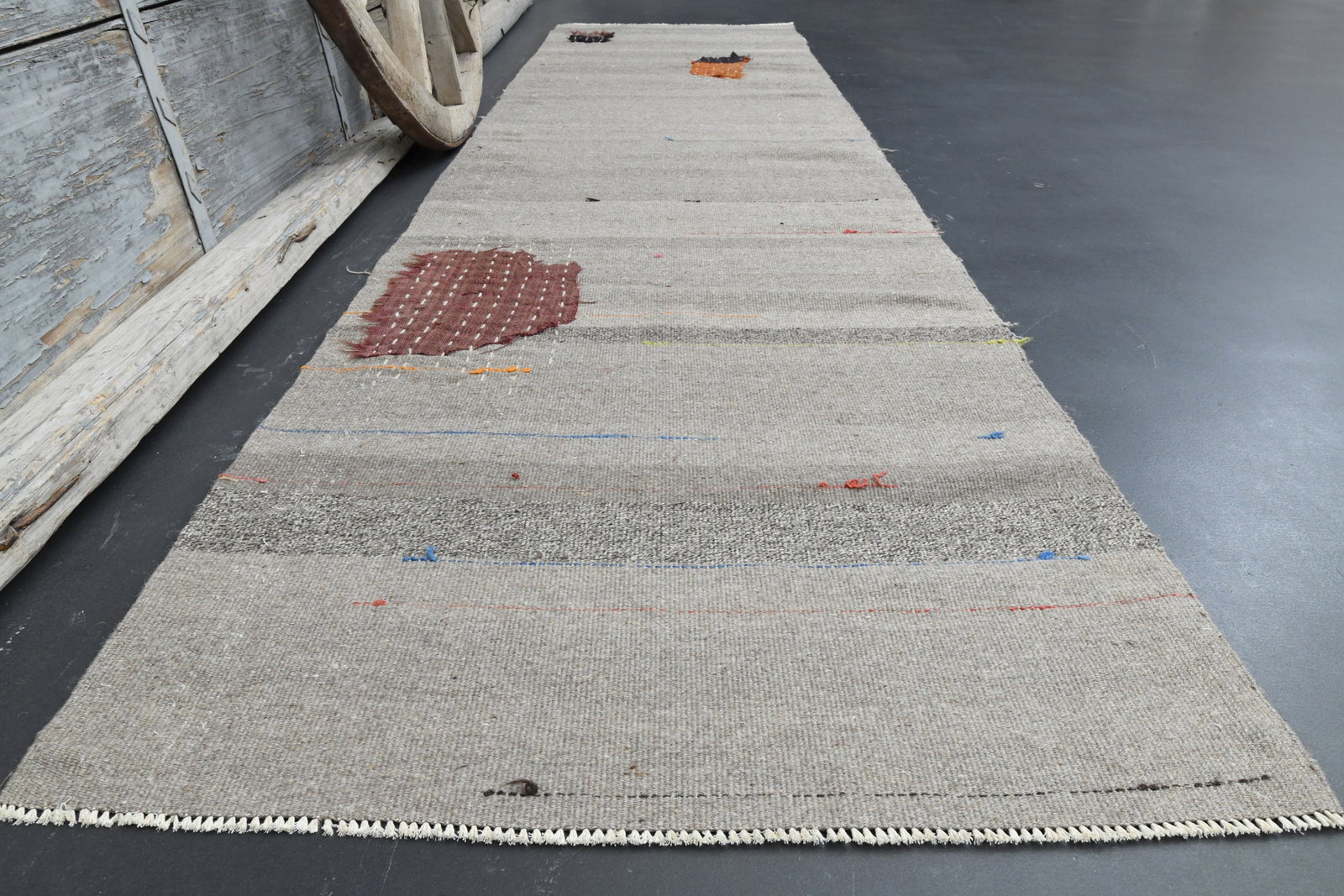2.8x10.9 TURKISH BEIGE Runner Rug: Title: 2.8x10.9 TURKISH BEIGE Runner Rug Description: This Turkish one-of-a-kind Vintage Flatweave Kilim Rug is hand-knotted and handwoven by the most skilled artisans who use pure wool, in vibrant, n