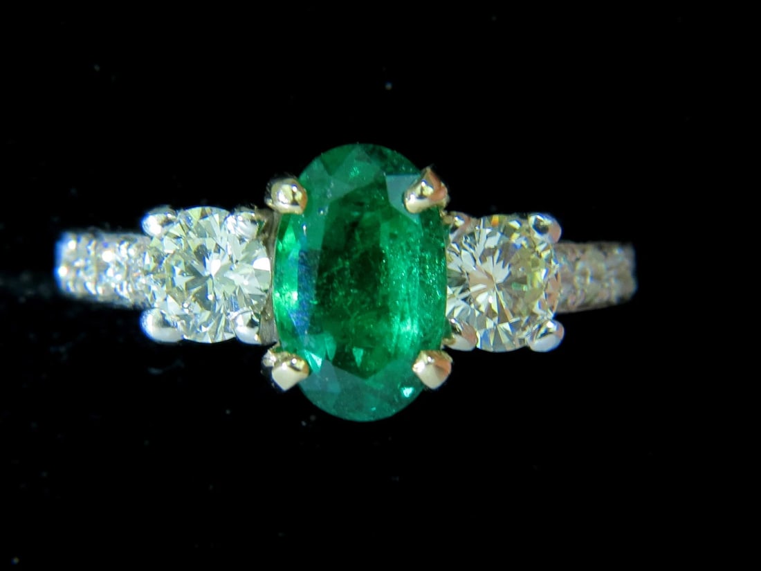 3.05CT NATURAL EMERALD DIAMOND RING 14KT GOLD CLASSIC 3**: Title: 3.05CT NATURAL EMERALD DIAMOND RING 14KT GOLD CLASSIC 3** Description: 1.45ct. Natural Emerald Ring Zambian origin Clean clarity 9.4 X 5.9mm Transparency A+ 2 Side round diamonds: .80ct. I-colo
