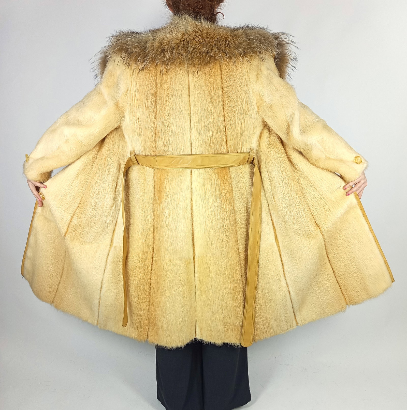 BEAVER & COYOTE FUR COAT EU: S ; US: 6 - 7