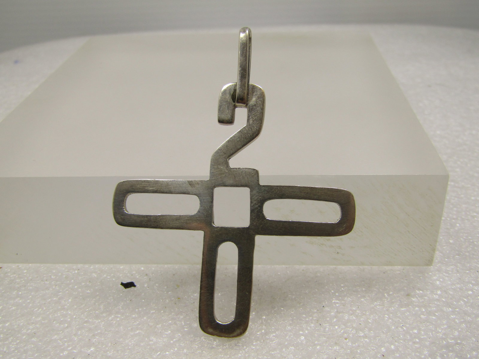 Vintage Sterling 2000 Pendant in Cross Form, Mexico, 90 20: Vintage Sterling 2000 Pendant in Cross Form, Mexico, 90 20. This is signed Mexico and marked .925 and tests as sterling with a weight of appx. 9.94 grams. It is in very good condition with an