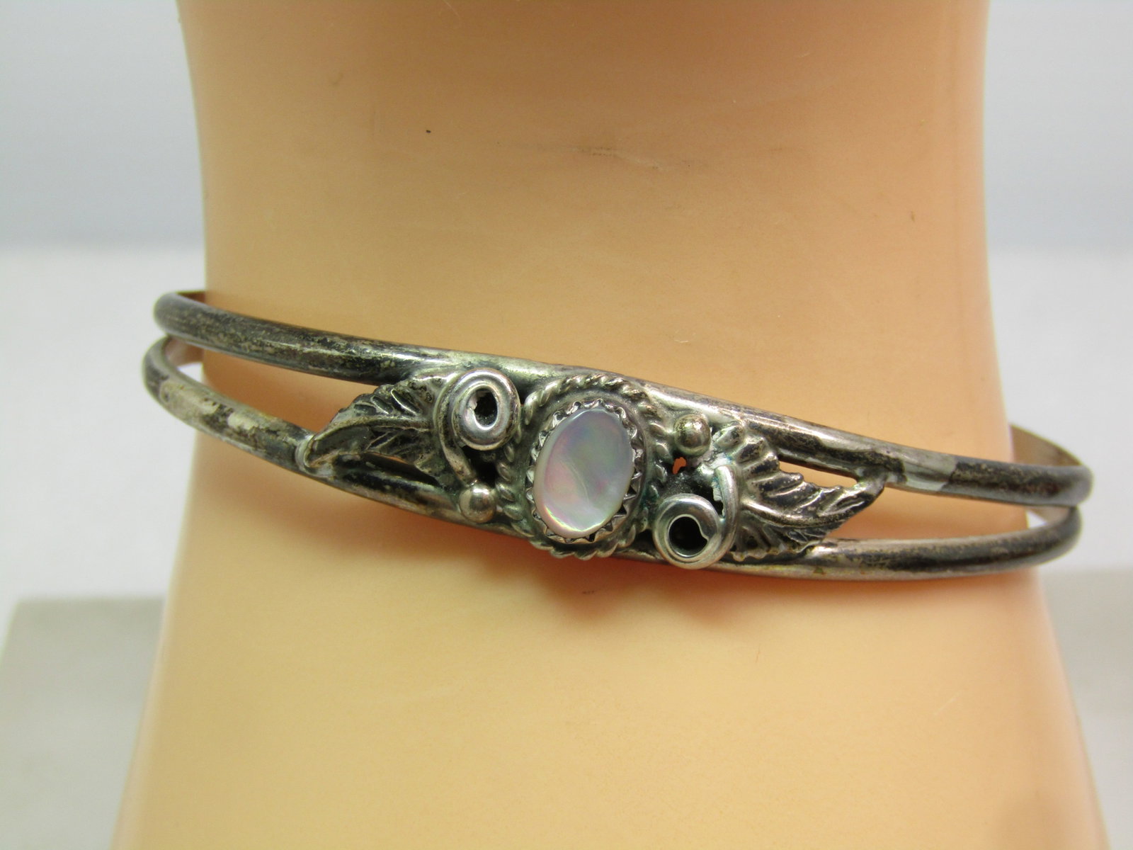 Vintage Sterling Southwestern MOP Cuff Bracelet, 6.5", 1960's-1970's: Vintage Sterling Southwestern MOP Cuff Bracelet, 6.5", 1960's-1970's, This is believed to b a Navajo piece. This tests as sterling with an appx. weight of 9.90 grams. It has a center oval mother-of-pe