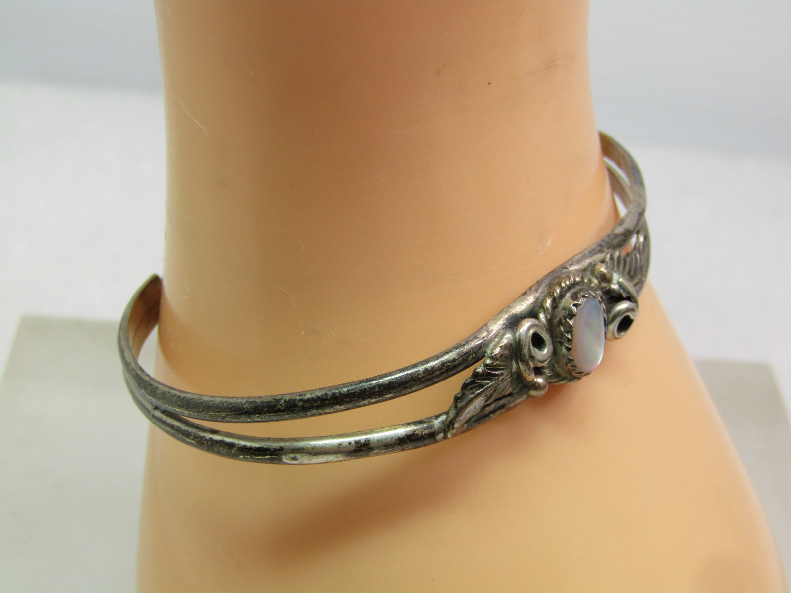 Vintage Sterling Southwestern MOP Cuff Bracelet, 6.5", 1960's-1970's - 3