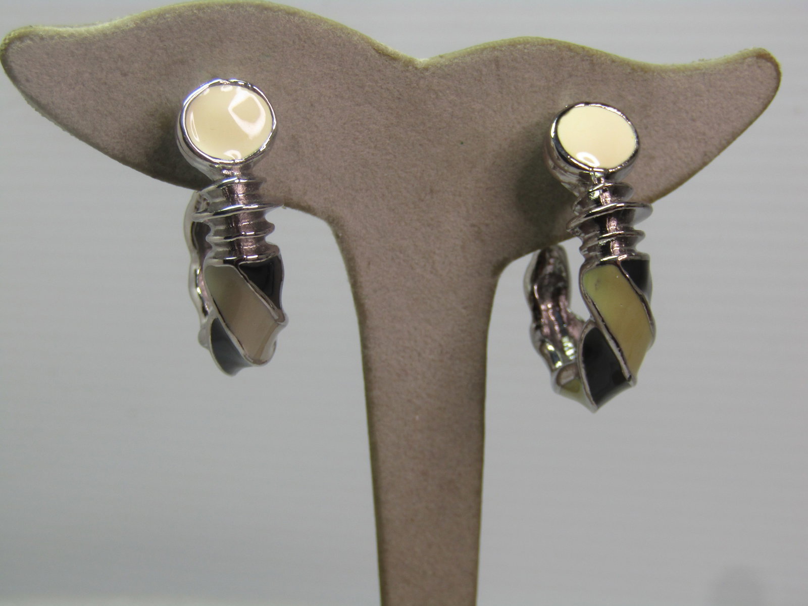 Vintage Enameled Black/Tan/Green 3/4 Hoop Earrings, Pierced, Patchington, on Card, 1980's: Vintage Enameled Black/Tan/Green 3/4 Hoop Earrings, Pierced, Patchington, on Card, 1980's. These have an angled enameled tan top from which there are ridged accents and then a hoop that is appx. 3/4" 