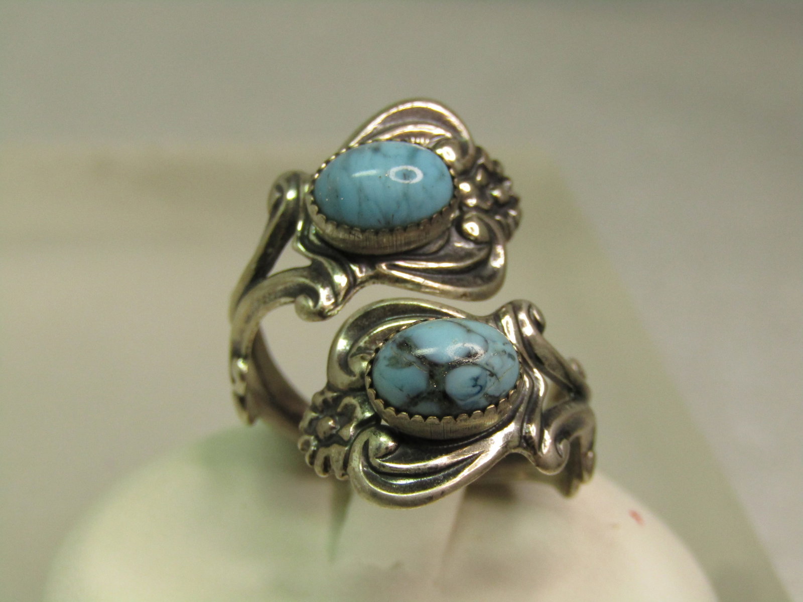 Vintage Sterling Faux Turquoise Wrapped Ring, Beau Sterling, Sz.6-9, 1960's-1970's: Vintage Sterling Faux Turquoise Wrapped Ring, Beau Sterling, Sz. 6-9, 1960's-1970's. Southwestern vibe. This has the look of a spoon ring with two decorative ends with a floral accent and nice