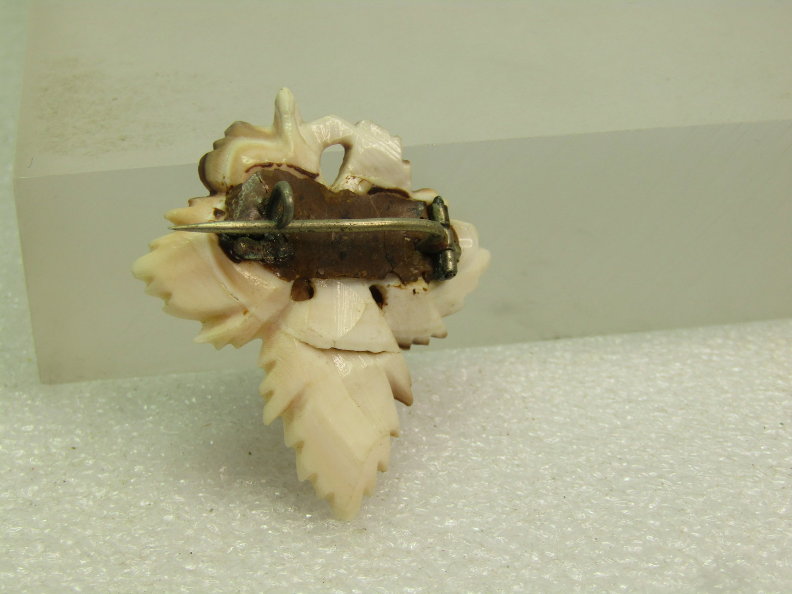 Vintage Brown/White Carved Leaf Brooch, C-Clasp, early 1900's - 6
