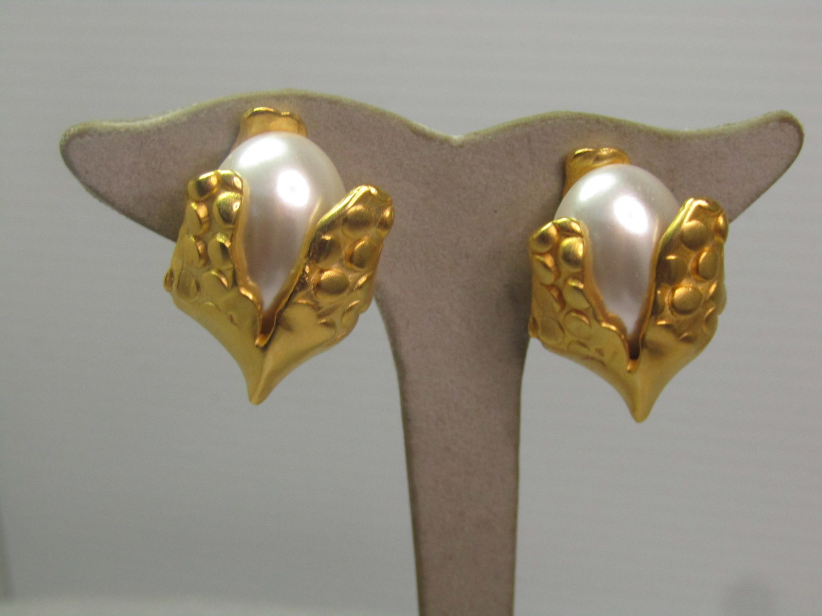 Vintage Gold Tone Faux Pearl Clip Earrings , Mod Design), 1980's-1990's - 3