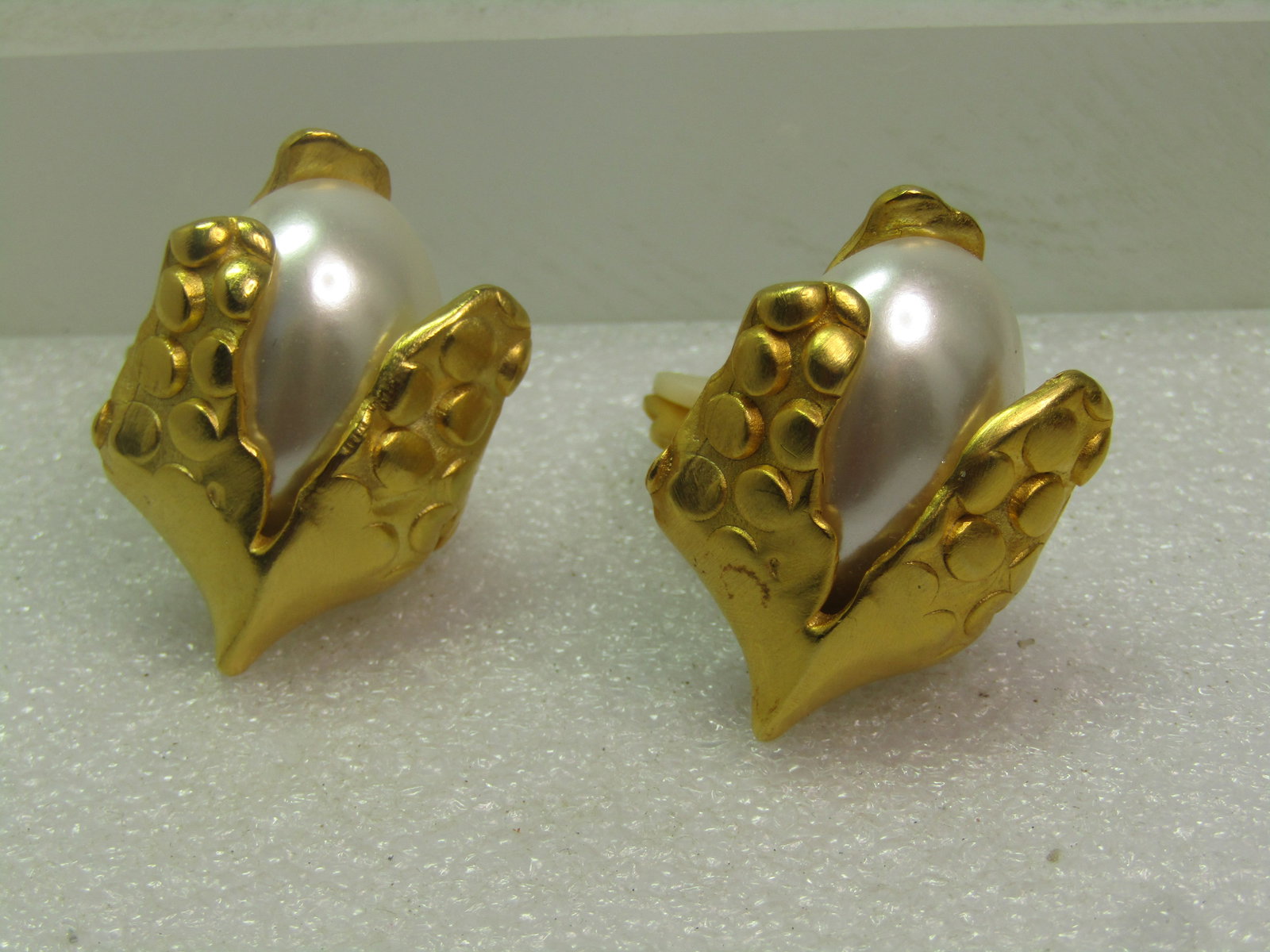 Vintage Gold Tone Faux Pearl Clip Earrings , Mod Design), 1980's-1990's - 5