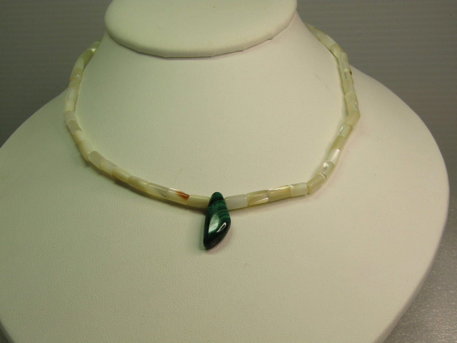 Vintage Mother-of-Pear & Malachite Beaded Necklace, Southwestern, 15", 1970''s-1980's: Vintage Mother-of-Pear & Malachite Beaded Necklace, Southwestern, 15", 1970''s-1980's, This has tubular mother-of-pearl beads that ar appx. 3.5mm thick and appx. 6.5mm long. The pendant is a