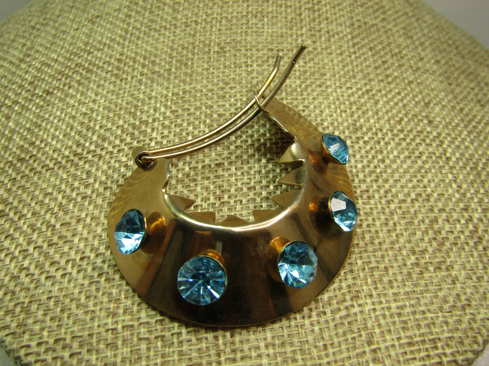 Vintage Aqua Rhinestone Ponytail Barrette, 1950's-1960's: Vintage Aqua Rhinestone Ponytail Barrette, 1950's-1960's. This has an angled gold tone arc that goes over the pony tail with the barrette clip below and on the arc, there are five 7mm round raised aqu