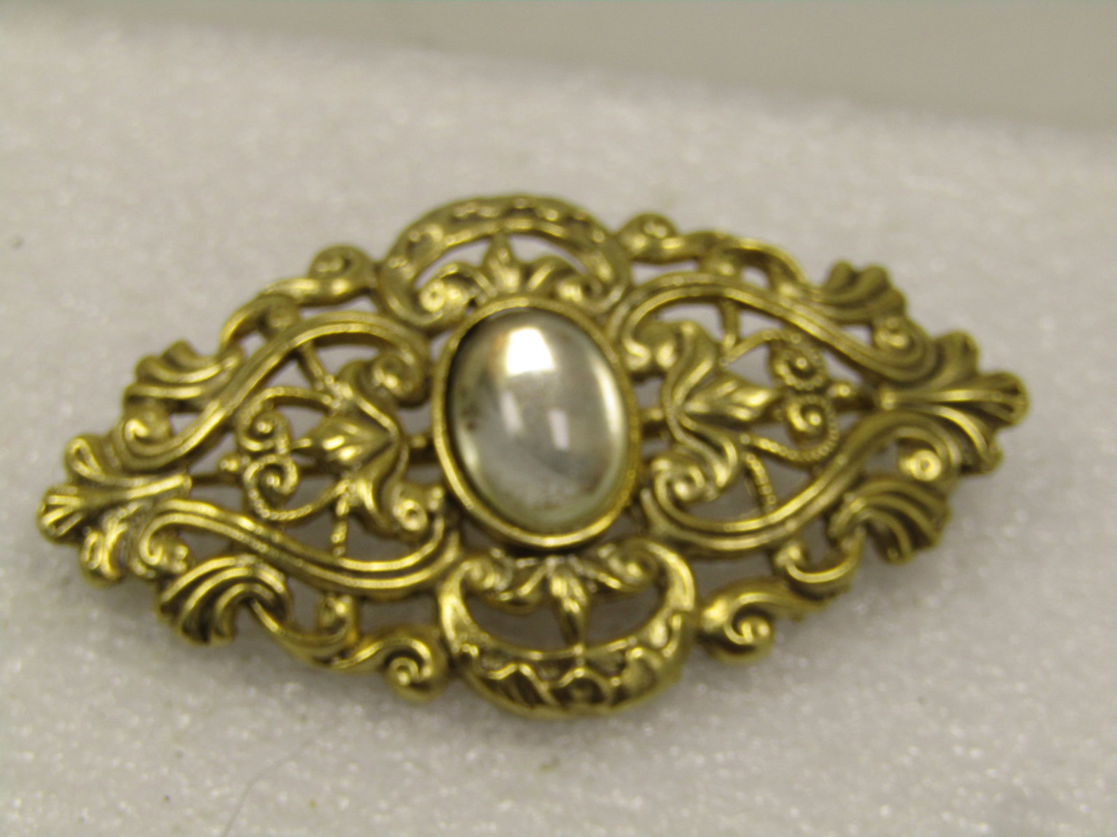 Vintage Gold tone Victorian Themed Brooch, Clear Glass Stone, 1980's - 3