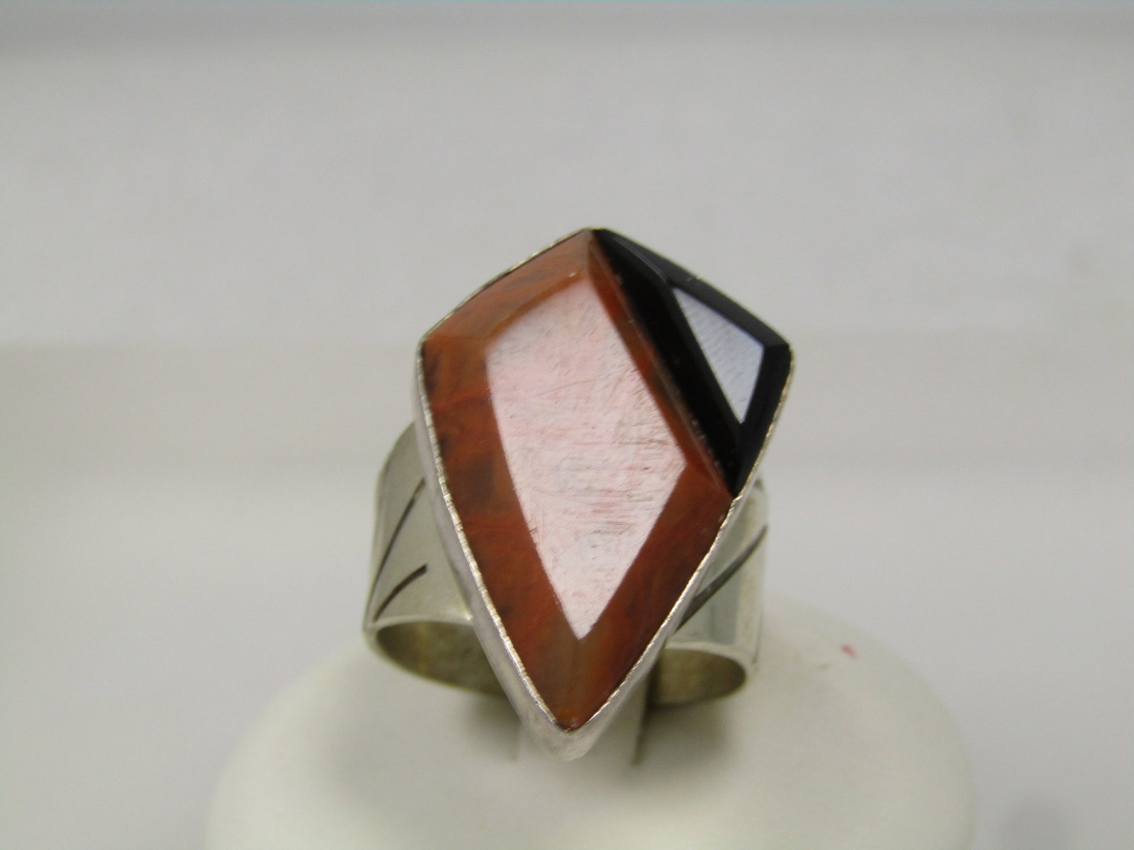 Vintage Jay King Red Agate & Onyx Ring, Signed, Sz. 9.25, Unisex, 2000's: Vintage Jay King Red Agate & Ony Ring, Signed, Sz. 9.25, Unisex, 2000's. Modern Southwestern vibe. T his has a red agate cut in an irregular shape and it is inlaid with black onyx. The ring on top is 
