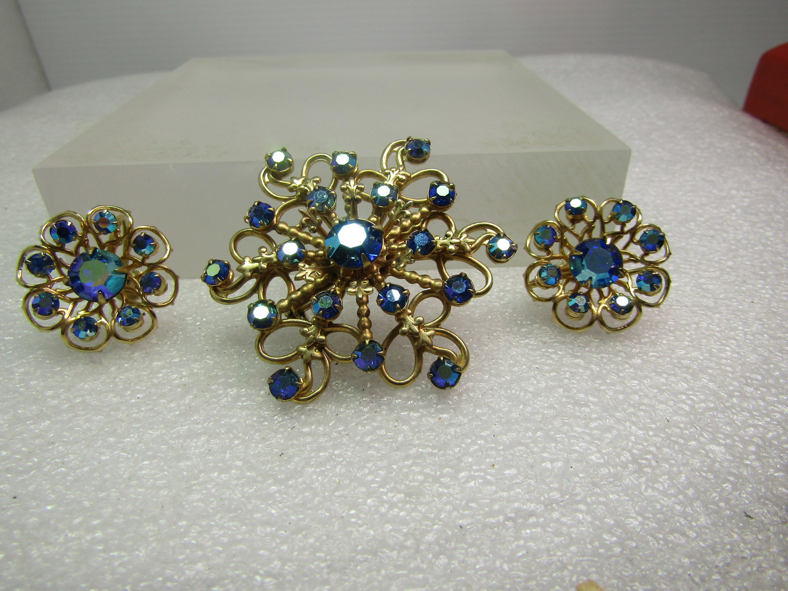 Vintage Peacock AB Rhinestone Brooch & earrings Set, 1940's-1960's, Screwback: Vintage Peacock AB Rhinestone Brooch & Earrings Set, 1940's-1960's, Screwback. The set is gold done with a somewhat spiral blossom look and tiered with fleur-de-lis accents around the center stone. Th