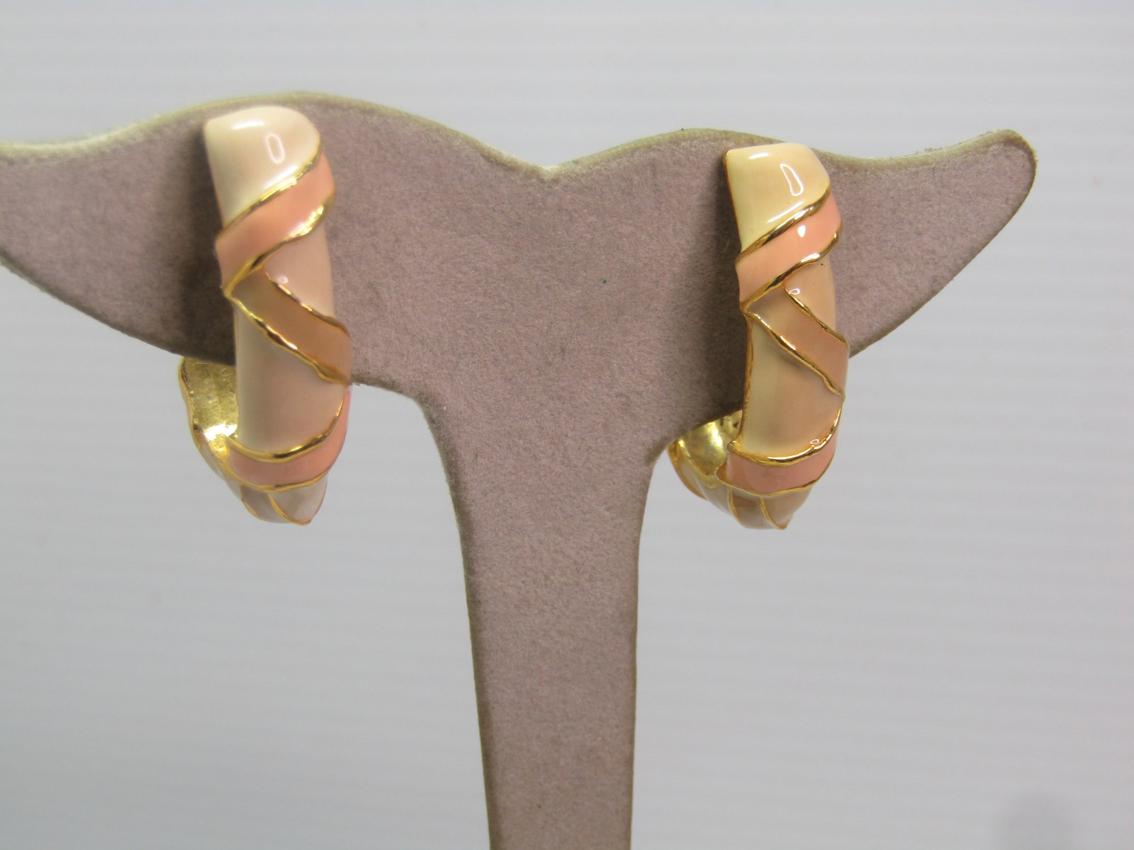 Vintage Enameled Pink/Tan/Cream 1.25" Hoop Earrings, Pierced, Patchington, on Card, 1980's: Vintage Enameled Pink/Tan/Cream 1.25" Hoop Earrings, Pierced, Patchington, on Card, 1980's. These are appx. 3/4" wide from front-to-back and 8mm wide with a cream colored background and overlapping di
