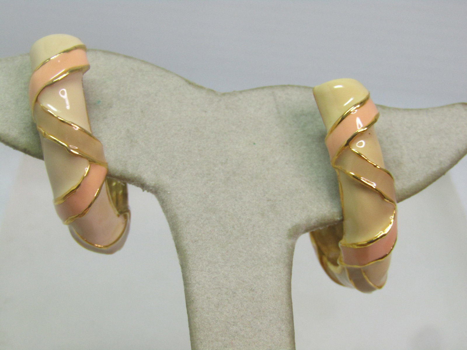 Vintage Enameled Pink/Tan/Cream 1.25" Hoop Earrings, Pierced, Patchington, on Card, 1980's - 3