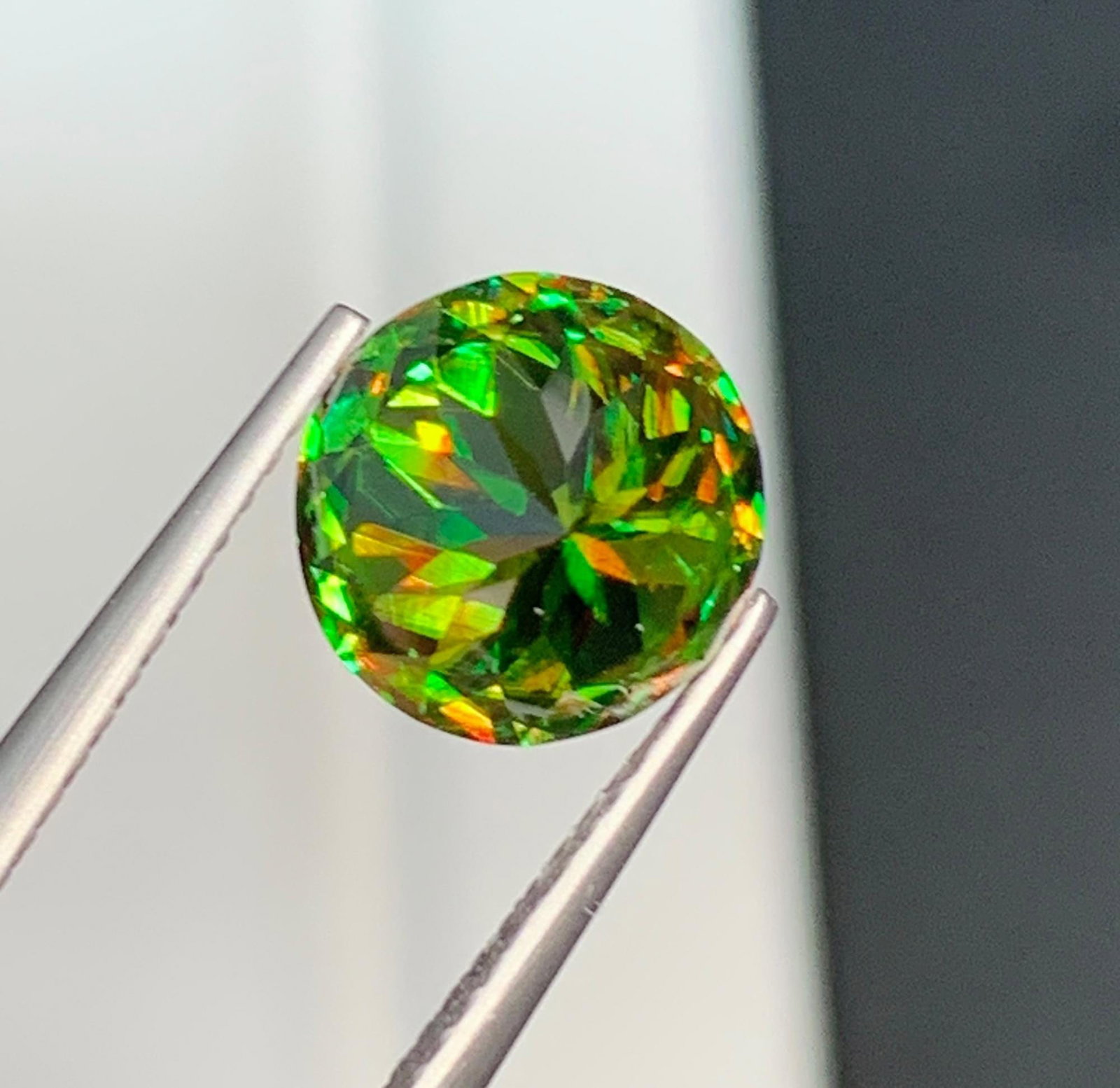 Natural Chrome Sphene Titanite Gemstone: 3.10 Carat Round Cut June Birthstone: Highlights Supplies for making crafts Materials: Gemstone: Sphene Weight : 3.10 cts Dimensions : 9 x 9 x 6.1 mm Color : Green Shape : Round Clarity : VVS Clean Treatment : Natural Origin : Pakistan Ha