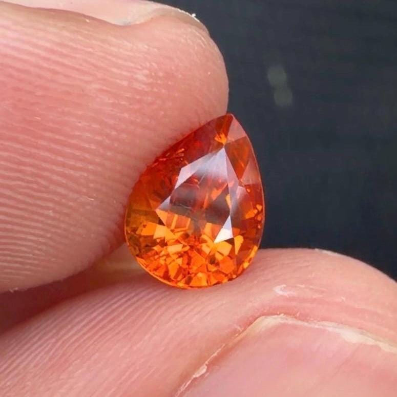 Pear Shape Mandarin Cut Loose Gemstone From Africa ~ 1.79 CT: Highlights Supplies for making crafts Materials: Gemstone: Garnet Carat weight: 1.79 * Weight : 1.79 Carat * Dimension : 8.12*6.19*4.80 MM * Shape : Pear Cut * Color : Orange * Clarity : VVS * Origin