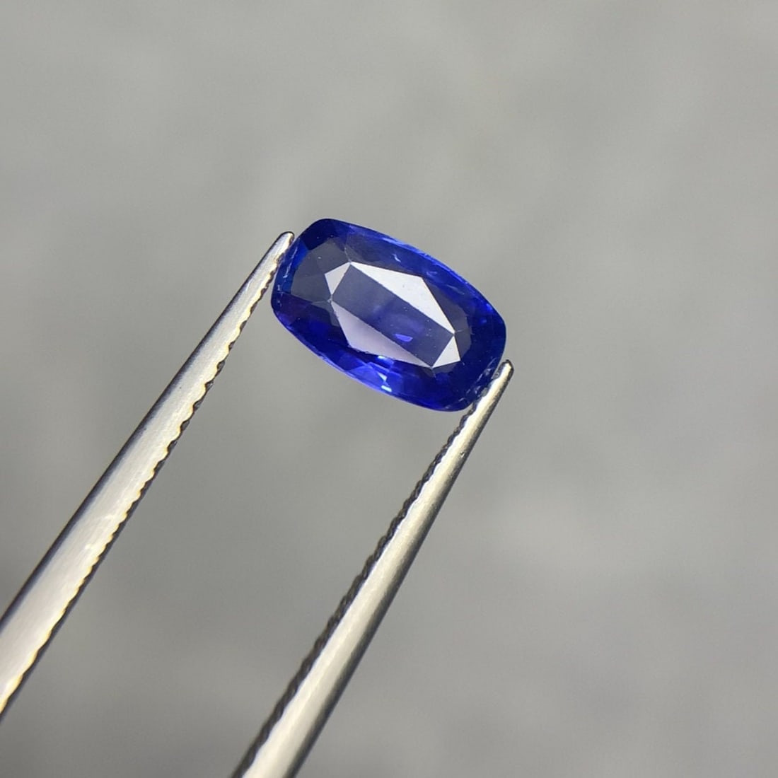 Ceylon Blue Sapphire Gemstone: 1.60 Carat Rectangular Cut Stone - 3
