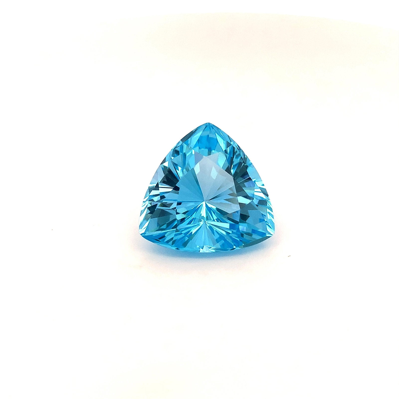 Pendant Size Swiss Blue Topaz Fancy Trillion Cut Gemstone - 49.13 Carat: Highlights Supplies for making crafts Materials: Gemstone: Topaz Carat weight: 49.13 Topaz Details: * Weight : 49.13 carat * Dimension : 22.95*22.71*15.21 mm * Shape : Trillion Cut * Colour : Blue * C