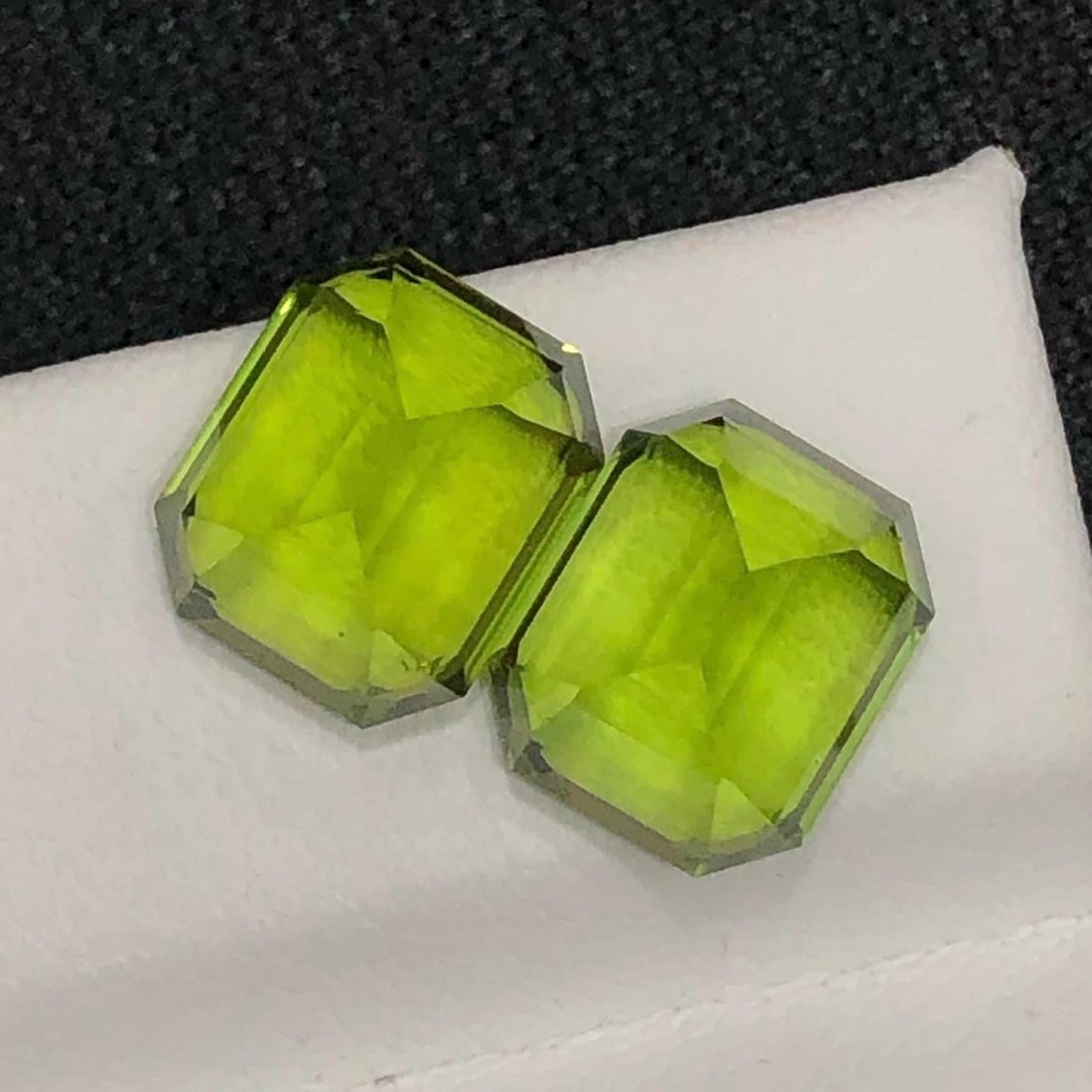 Apple Green Peridot Gemstone Set: Emerald Cut, Sapat Valley , 7.85 CT: Highlights Supplies for making crafts Materials: Gemstone: Peridot Carat weight: 7.85 Peridot Details: * Weight : 8.01 carat * Dimension : 9.5x7.81x6.16MM & 9.2x7.81x6.1 MM * Color : Apple Green * Sha