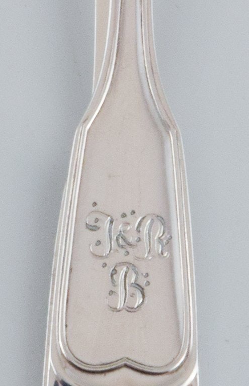 A collection of 9 pieces of various plated silver. Among other things, cake spatulas, food pushers, - 9