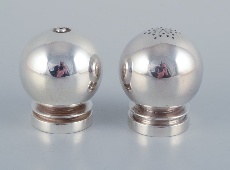 Harald Nielsen for Georg Jensen. A pair of Pyramid salt and pepper shakers in sterling silver. - 3