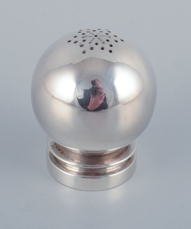 Harald Nielsen for Georg Jensen. A pair of Pyramid salt and pepper shakers in sterling silver. - 4