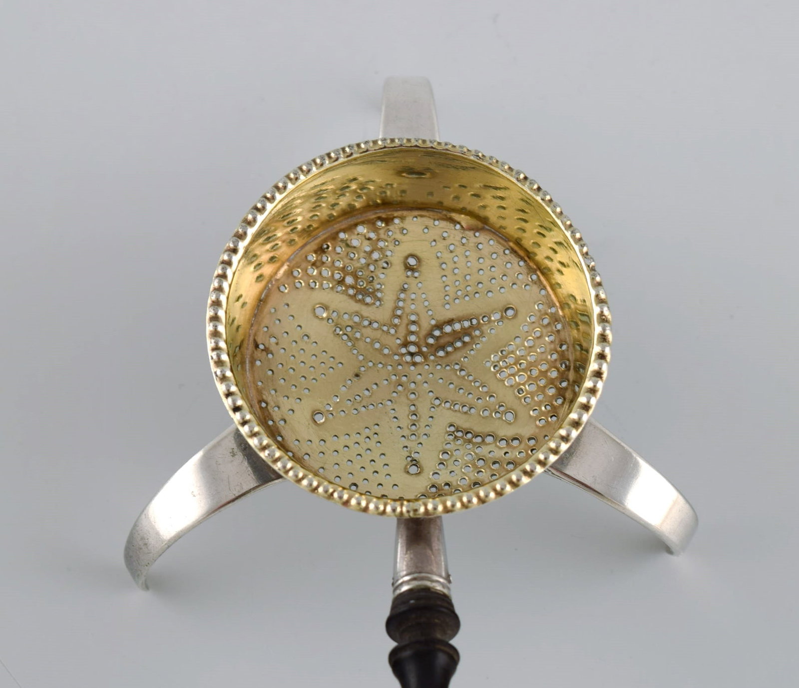 European silversmith. Antique silver tea strainer on tripod with shaft in turned ebony. Gilded - 4