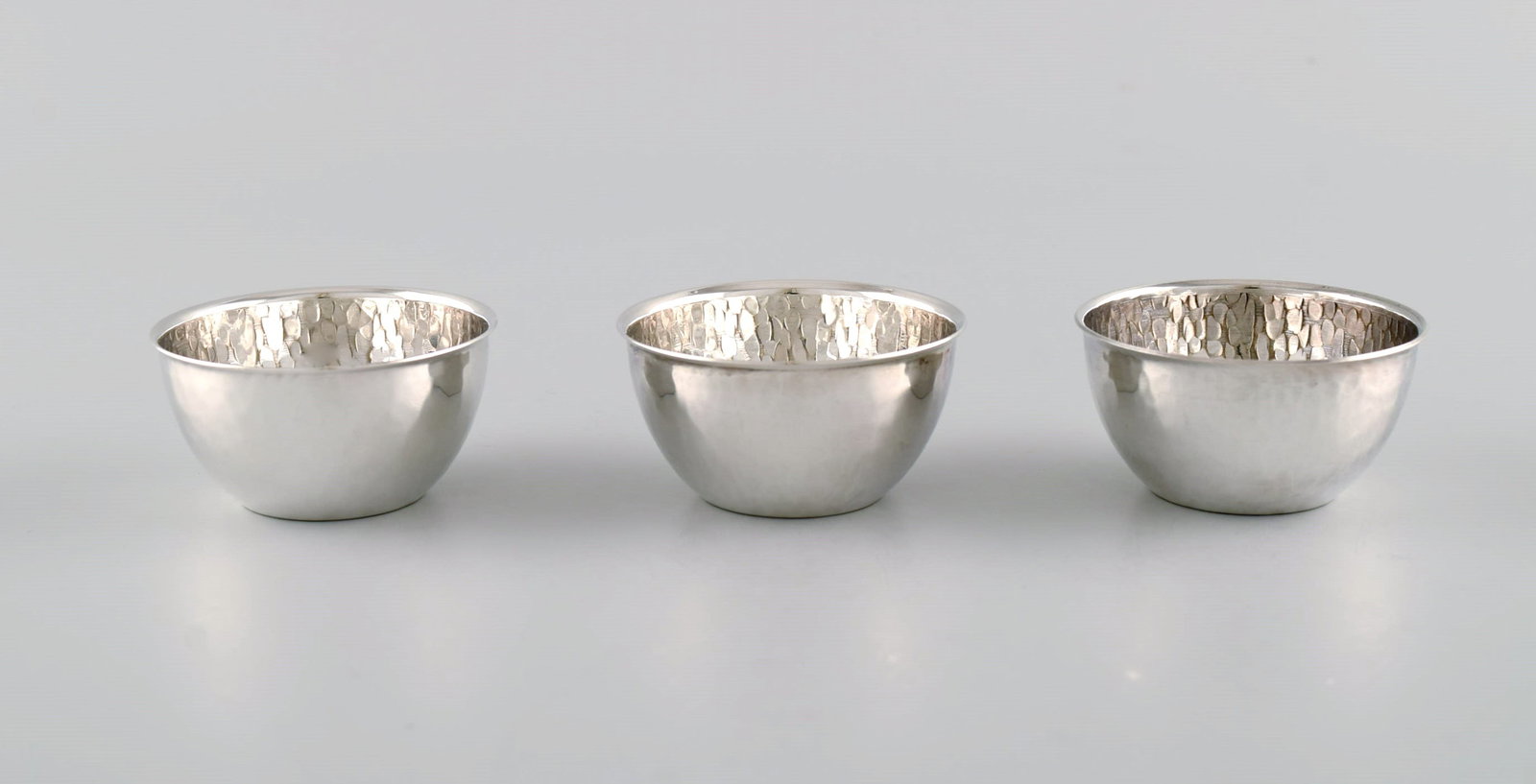 Elon Arenhill (1922-2018). Well-known Swedish silversmith. Twelve modernist cups in hammered - 3