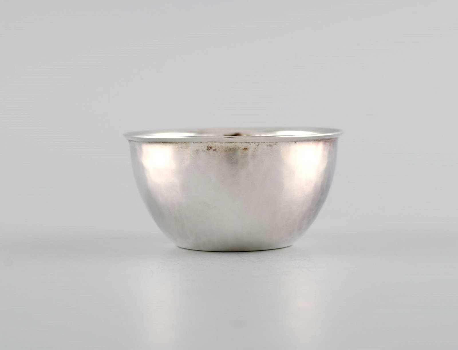 Elon Arenhill (1922-2018). Well-known Swedish silversmith. Twelve modernist cups in hammered - 4
