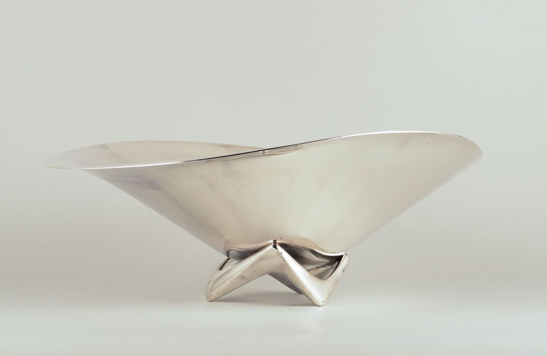 Henning Koppel for Georg Jensen. Colossal bowl in sterling silver on a three-legged base. Approx.: Title:Henning Koppel for Georg Jensen. Colossal bowl in sterling silver on a three-legged base. Approx. 1960s Brand:SILVER & JEWELRY Description:Henning Koppel for Georg Jensen. Colossal bowl in sterl