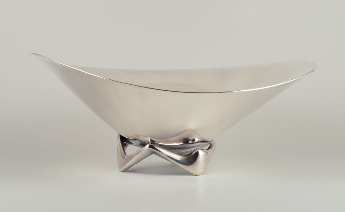 Henning Koppel for Georg Jensen. Colossal bowl in sterling silver on a three-legged base. Approx. - 3