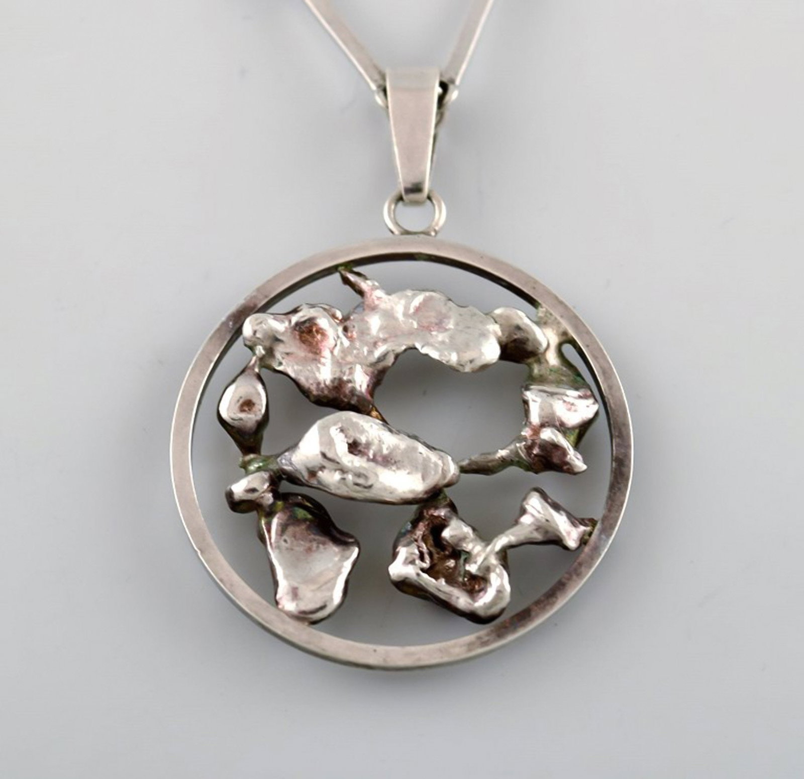 Ekenäs gold Nandor Kocsan, Hungarian-Swedish silversmith. Modernist silver necklace with: Title:Ekenäs gold Nandor Kocsan, Hungarian-Swedish silversmith. Modernist silver necklace with organic pendant. 1972. Description:Ekenäs gold Nandor Kocsan, Hungarian-Swedish silversmith.