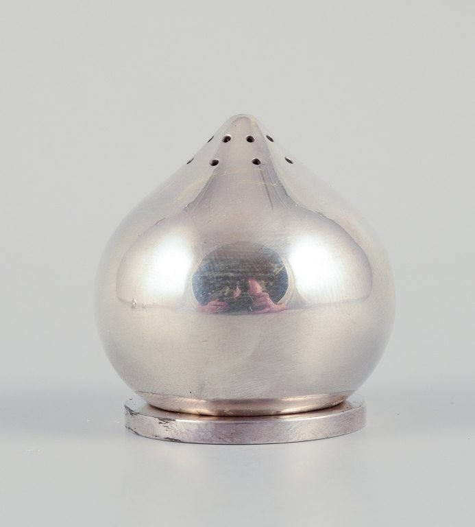 Aage Weimar, Danish silversmith. A pair of modernist salt and pepper shakers in sterling silver. - 4