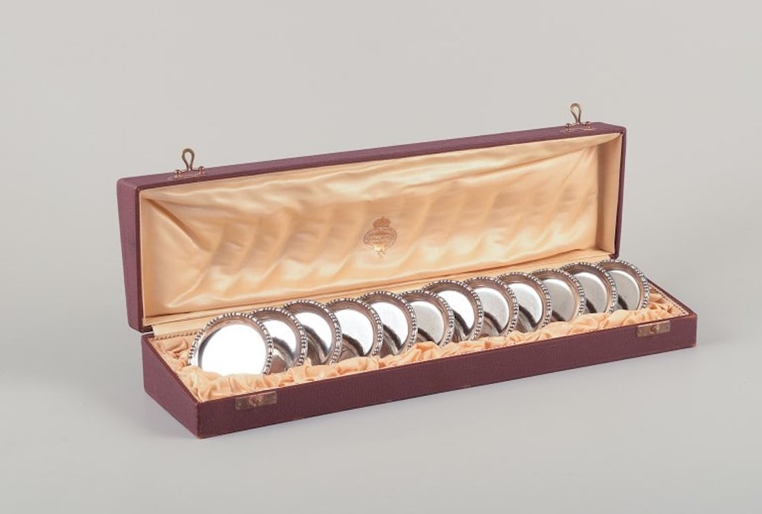 Hallberg, Stockholm. Royal Swedish Court Supplier. A set of twelve Art Deco glass coasters in 830: Title:Hallberg, Stockholm. Royal Swedish Court Supplier. A set of twelve Art Deco glass coasters in 830 silver. 1927. Brand:SILVER & JEWELRY Description:Hallberg, Stockholm. Royal Swedish Court Suppli