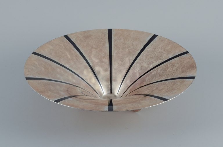 WMF, Germany. Large art deco Ikora bowl in plated silver inlaid with brass. (1 of 7)