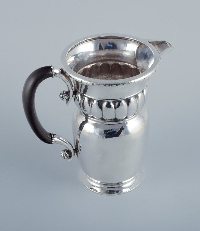 Georg Jensen, large Art Nouveau pitcher in sterling silver. Early and rare model. Hammered finish. - 4