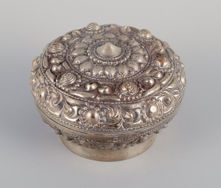 Chinese silversmith. Lidded jar richly decorated in relief with flowers and ornaments. - 3