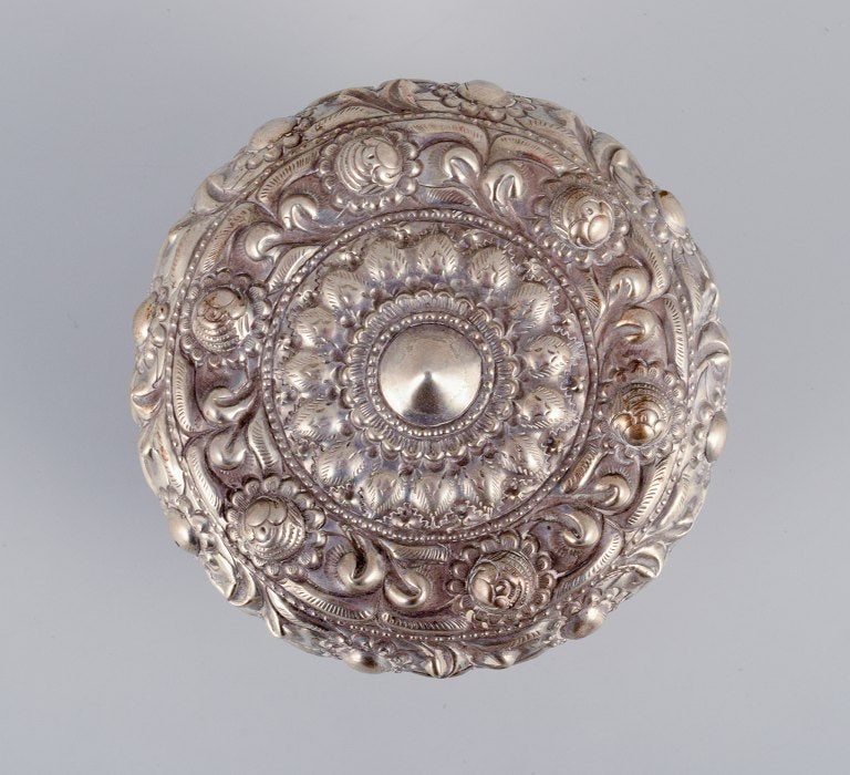 Chinese silversmith. Lidded jar richly decorated in relief with flowers and ornaments. - 4