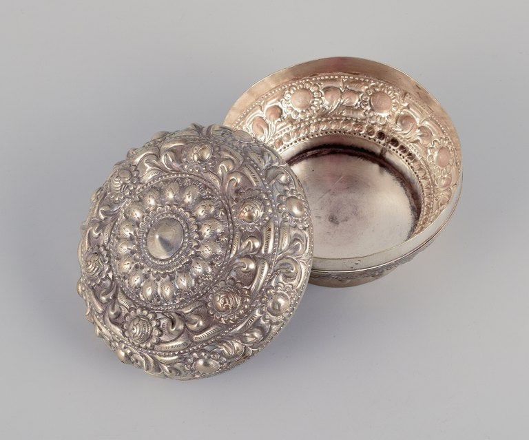 Chinese silversmith. Lidded jar richly decorated in relief with flowers and ornaments. - 5