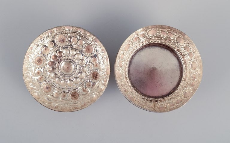 Chinese silversmith. Lidded jar richly decorated in relief with flowers and ornaments. - 6