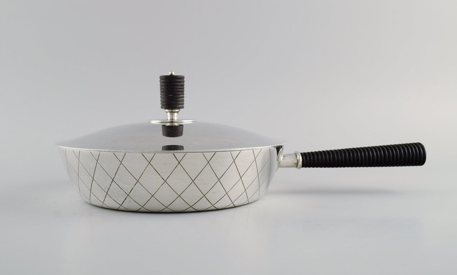 Sigvard Bernadotte for Georg Jensen. Rare casserole in sterling silver with handle and lid knob in - 6