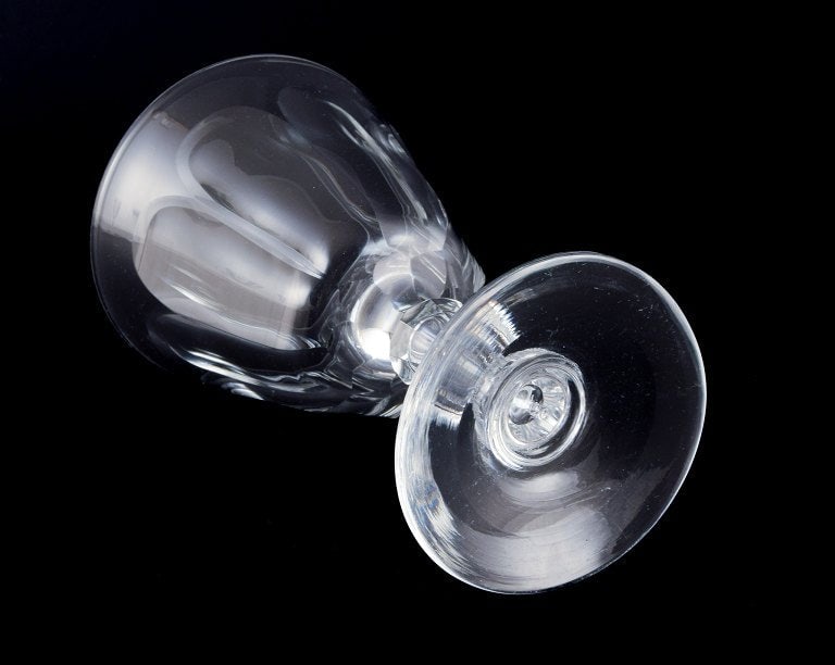 Val St. Lambert, Belgium, two "Lalaing" red wine glasses in clear faceted cut crystal glass. - 7