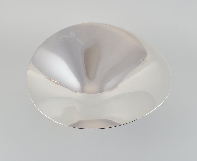 Henning Koppel for Georg Jensen, colossal sterling silver bowl on three-legged foot. - 3
