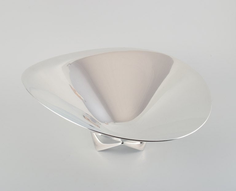 Henning Koppel for Georg Jensen, colossal sterling silver bowl on three-legged foot. - 5