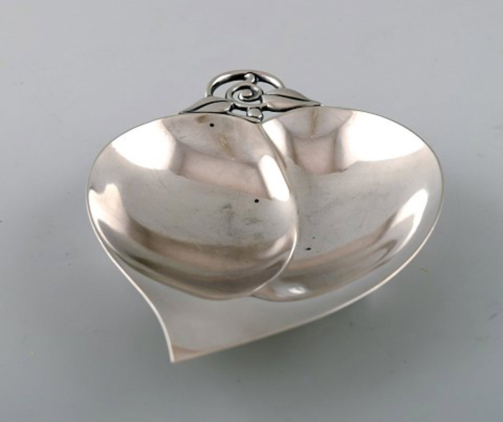 Tiffany & Company (New York). Leaf shaped silver bowl on feet. 1930's. - 3
