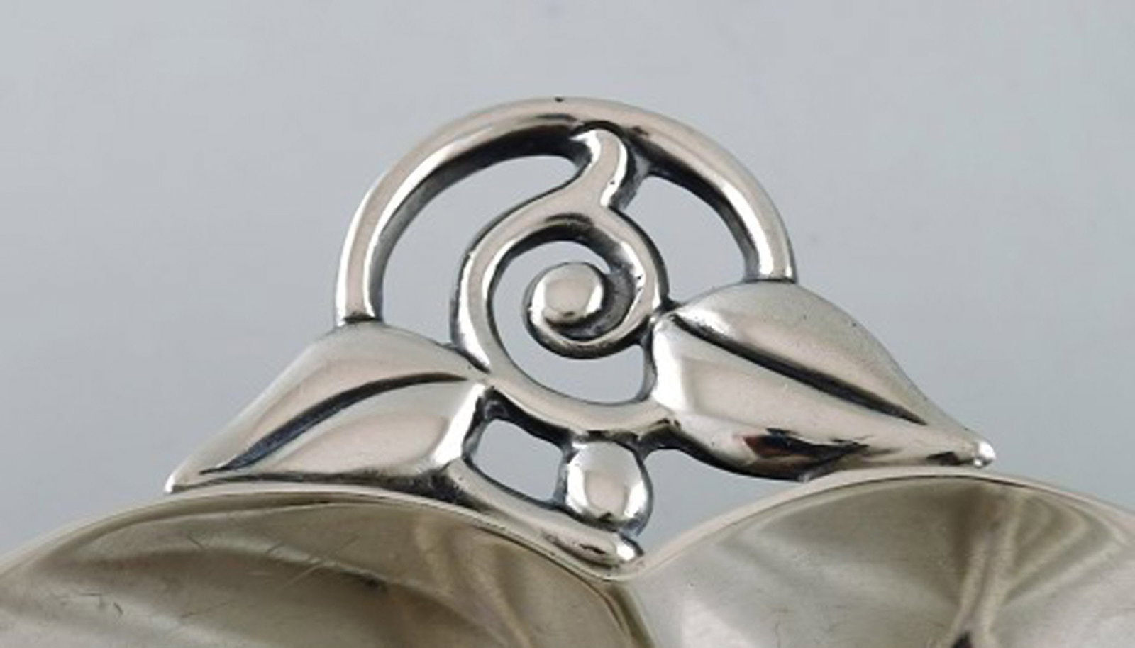 Tiffany & Company (New York). Leaf shaped silver bowl on feet. 1930's. - 4