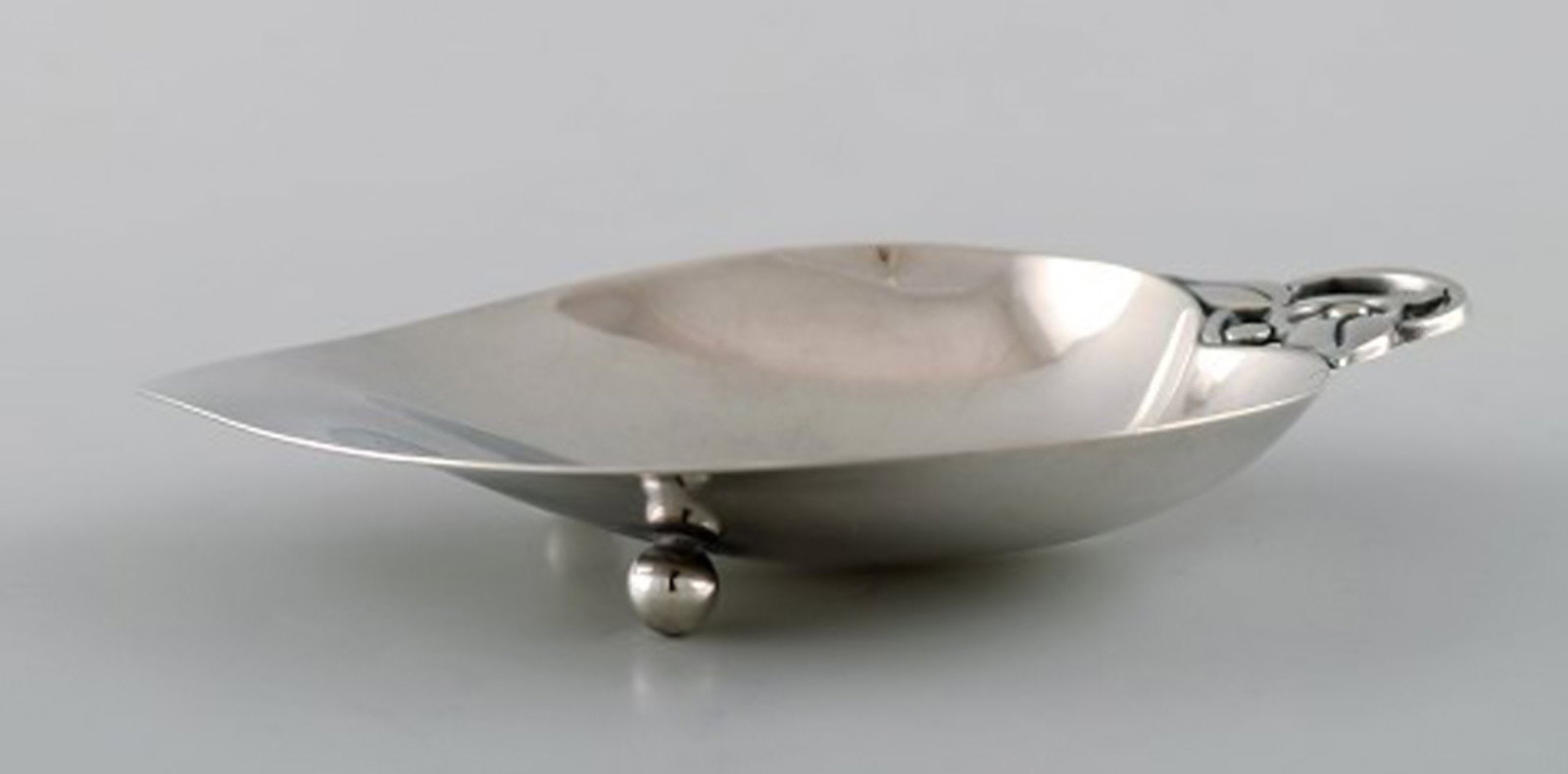 Tiffany & Company (New York). Leaf shaped silver bowl on feet. 1930's. - 5