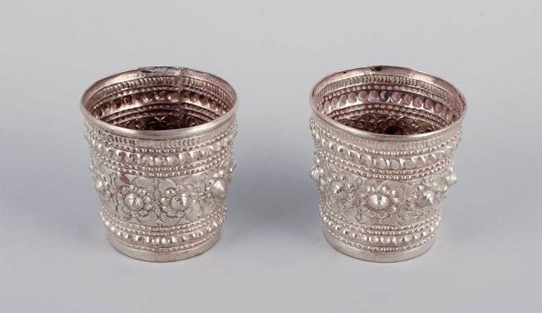 Chinese silversmith. Two small goblets richly decorated in relief with flowers and ornaments. - 3