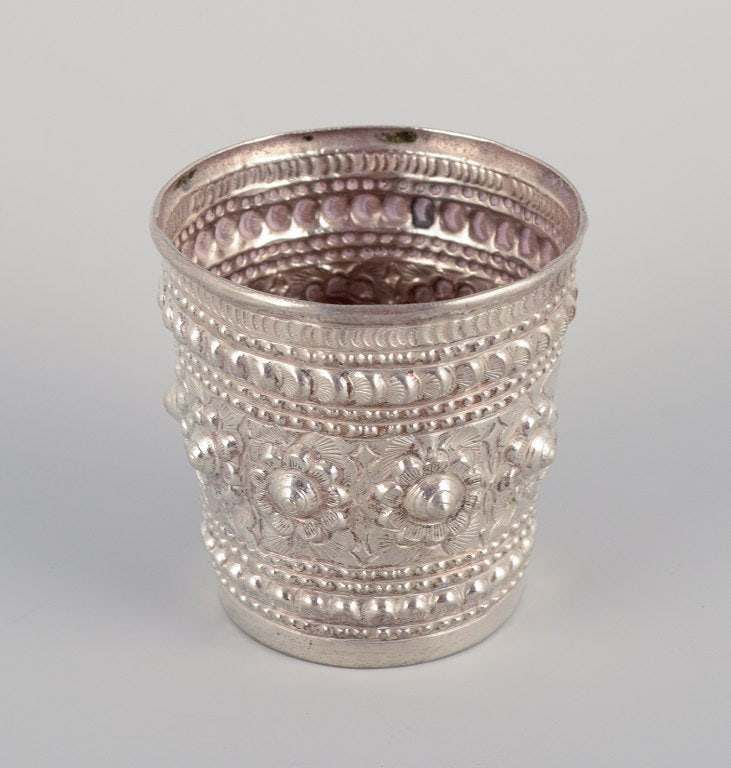 Chinese silversmith. Two small goblets richly decorated in relief with flowers and ornaments. - 4