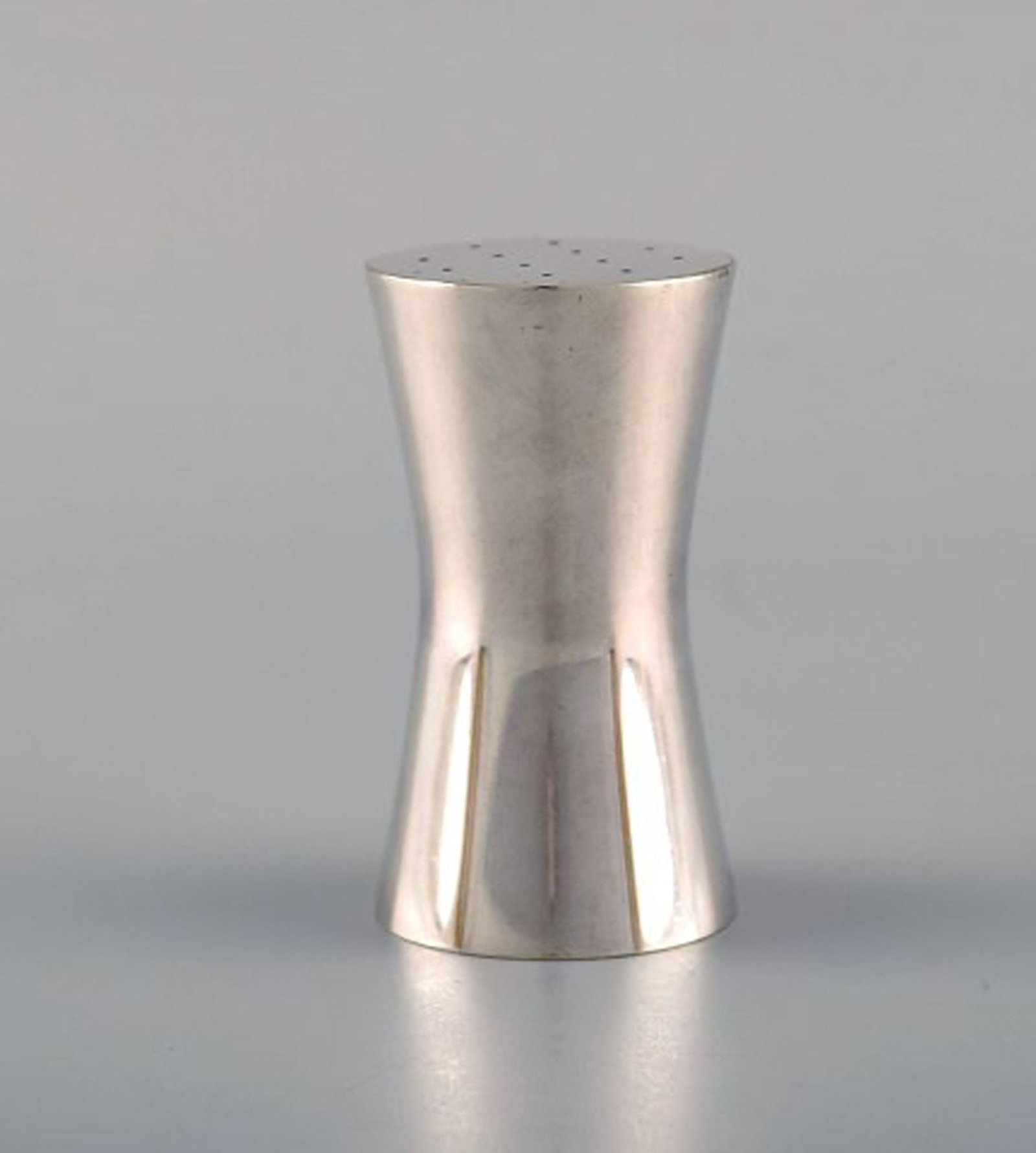 Modernist Hans Hansen for Georg Jensen salt shaker in sterling silver. 1960s. - 3